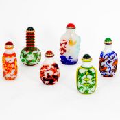 6 Snuffbottles China. Pekingglas. Polychrome Überfänge. H. 6,1 - 7,6 cm. Löffel bei einer