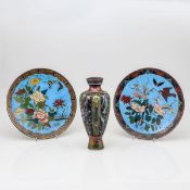 2 Cloisonné-Teller und Cloisonné-Vase China, 19./20. Jahrhundert. 2 Cloisonné-Teller. D. j