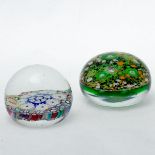 2 unterschiedliche Paperweights Murano und Vetro Artistico Murano. Farbloses Glas mit polychr