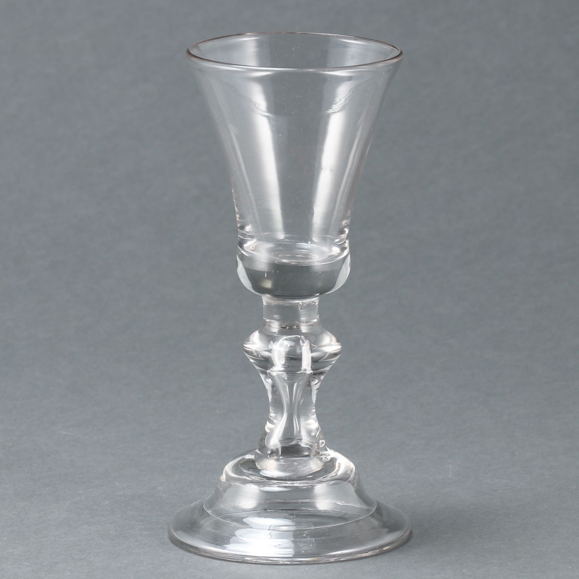 Kelchglas Lauenstein, zugeschrieben, um 1770. Farbloses Glas. Ausgeschliffener Abriss. H. 16,