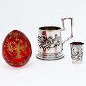 1 Teeglashalter, Schnapsbecher & Osterei Russland, um 1900. Silber. Punzen: Herst.-Marke, Kok