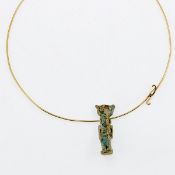 Halsreif mit ägyptischer Figur 750/- Gelbgold, gestemp. Gewicht: 12,5 g. D. 13 cm. Anhänger