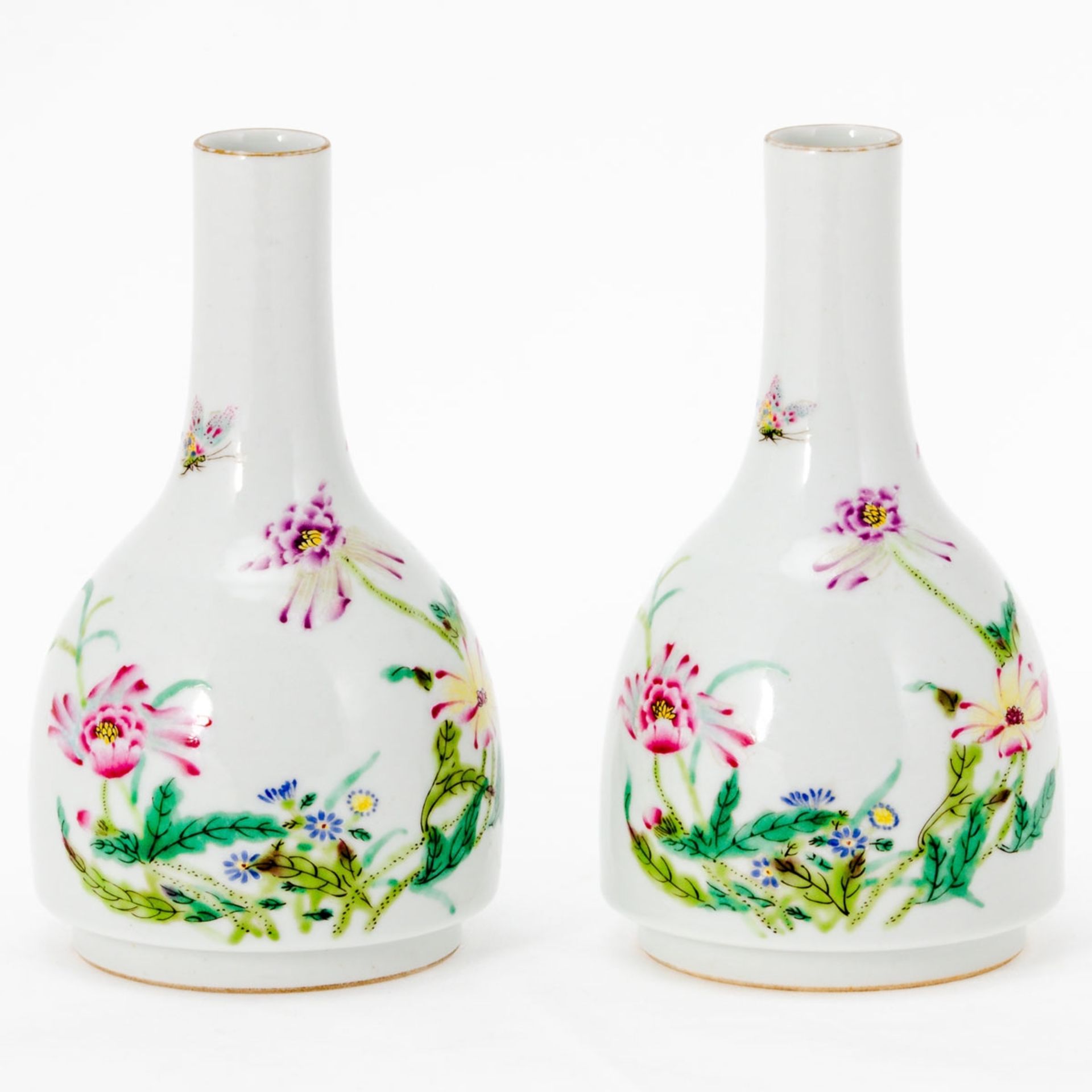 Paar Famille-rose-Vasen China, frühes 20. Jahrhundert. Je Porzellan, weiß, glasiert. Polych
