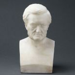 Künstler um 1900 - Richard-Wagner-Büste - Alabaster. H. 35,5 cm. Haarrisse. Leichte Kratzer