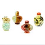 4 Snuffbottles China. Verschiedene Steine. H. 5,8 - 6,8 cm. Drei Flaschen ohne Löffel. Parti