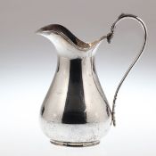 Großer Wasserkrug 800er Silber. Punzen: Herst.-Marke, 800. H. 28 cm. Gew.: 960 g.