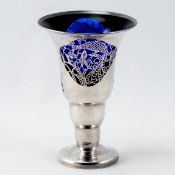 Jugendstil Vase mit Overlay Blaues Glas. Silber. H. 18,5 cm. D. 12,7 cm.