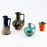 3 Krüge und 1 Becher Keramik, beiger bzw. heller Scherben. H. 20 cm. Laufglasur in blau. Unt