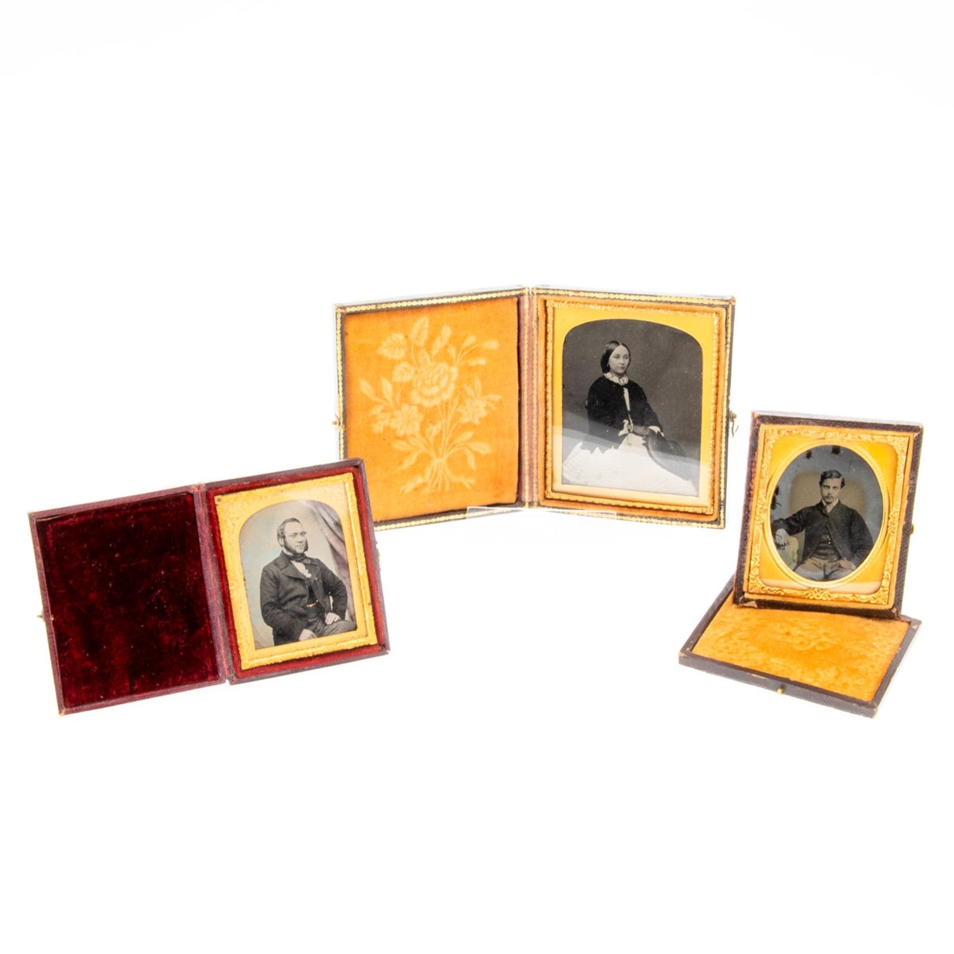 3 Daguerreotypien Wohl Mitte 19. Jh. Damenaufnahme und 2 Herrenaufnahmen. Je unter Glas gefas