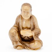 Sitzender buddhistischer Mönch China, Anfang 20. Jahrhundert. Speckstein. H. 8,3 cm. Geringe