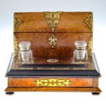 Seltene Historismus Schreibschatulle Um 1880. Nussbaum. Messing. Glas. 24,3 x 32 x 27 cm. Bes