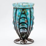Art Déco Vase mit Eisenfassung nach Louis Majorelle Farbloses Glas mit blauen, opakweißen u
