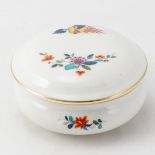 Deckeldose Staatliche Porzellan Manufaktur, Meissen 1951-1953. - Chinesische Blumen- und Hahn