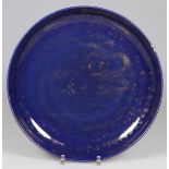 Große Schale China, Kangxi. Porzellan. Blau und gold bemalt. H. 7,5 cm. D. 42 cm. Ungemarkt.