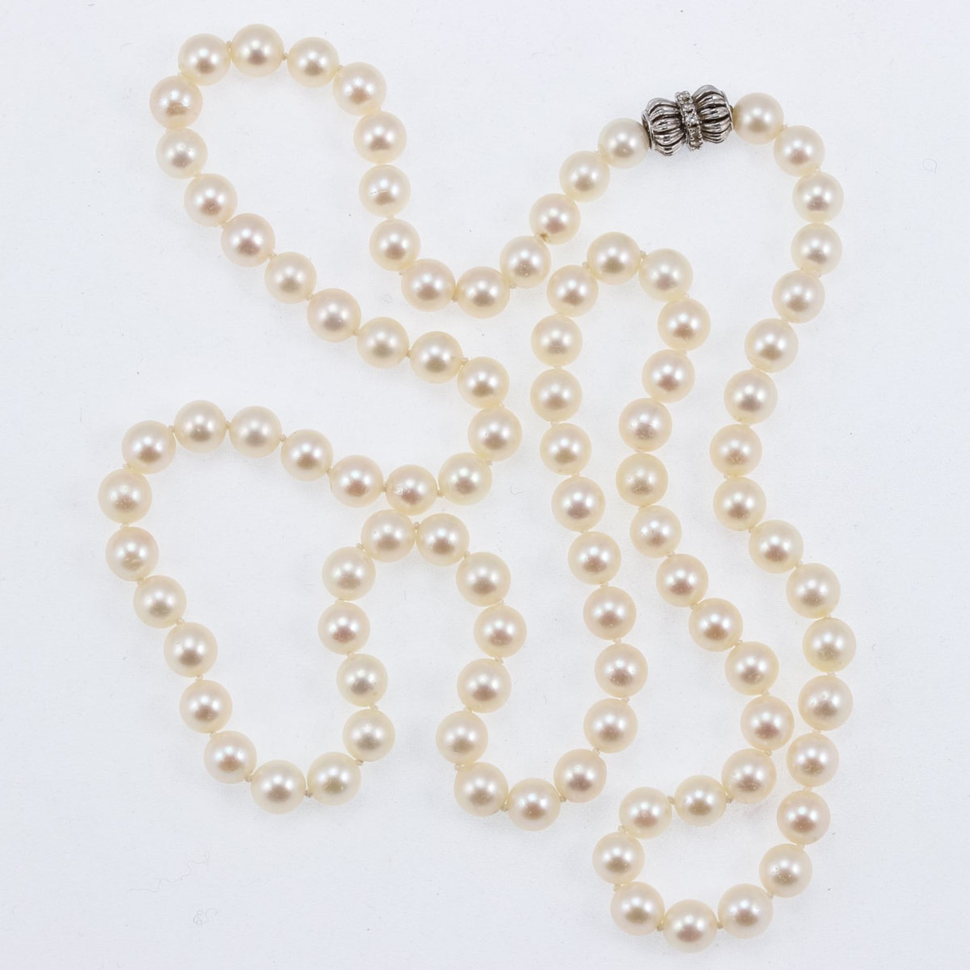 Langes Perlencollier einreihig mit Weißgold-Schließe 585/- Weißgold, gestemp. Gewicht: 94,