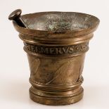 Mörser mit Pistill Bronze. H. 18 cm. D. Öffnung 19,5 cm. L. Pistill 20 cm. In Umschrift rel