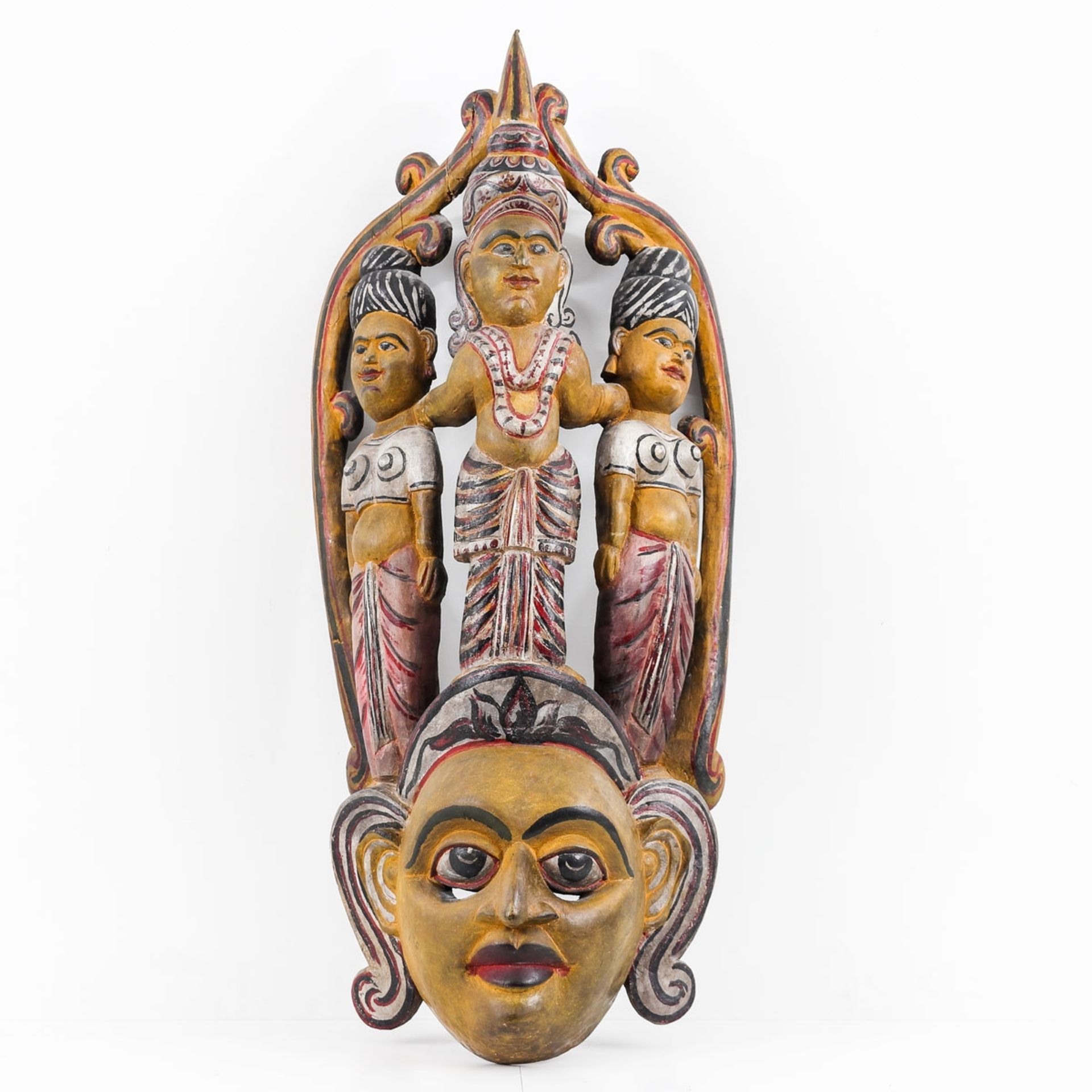 Maske Wohl Sri Lanka, um 1880. Holz, geschnitzt. H. 68 cm. B. 28,5 cm. Polychrom bemalt. Abnu