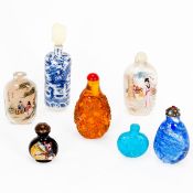 7 Snuffbottles China. Diverse Materialien. H. 4,2 - 11,9 cm. Fünf Flaschen ohne Löffel. Ein