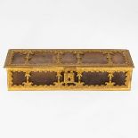 Schatulle Wohl Frankreich, um 1900. Messing, Leder, Samt. 7,5 x 33,1 x 10 cm. Bodenmarke: KW