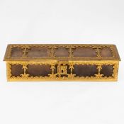 Schatulle Wohl Frankreich, um 1900. Messing, Leder, Samt. 7,5 x 33,1 x 10 cm. Bodenmarke: KW