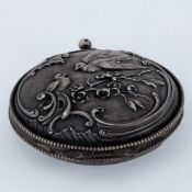 Portemonnaie mit zwei Turteltauben Silber. Punzen: Herst.-Marke. D. 5 cm. Gew.: 38 g.