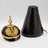 Pickelhaube Preußen, um 1900. Leder, Messing, Stoff. H, L, B: 22,5 x 23,8 x 17 cm. Innen ein