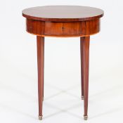 Biedermeier Beistelltisch 19. Jh. Mahagoni. Obstholz. 76 x 66,5 x 50 cm. Rest. Auf vier konis