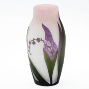 Vase in der Art Galle Ende 20. Jahrhundert. Opakweißes Glas, mit rosafarbenen Pulvereinschme