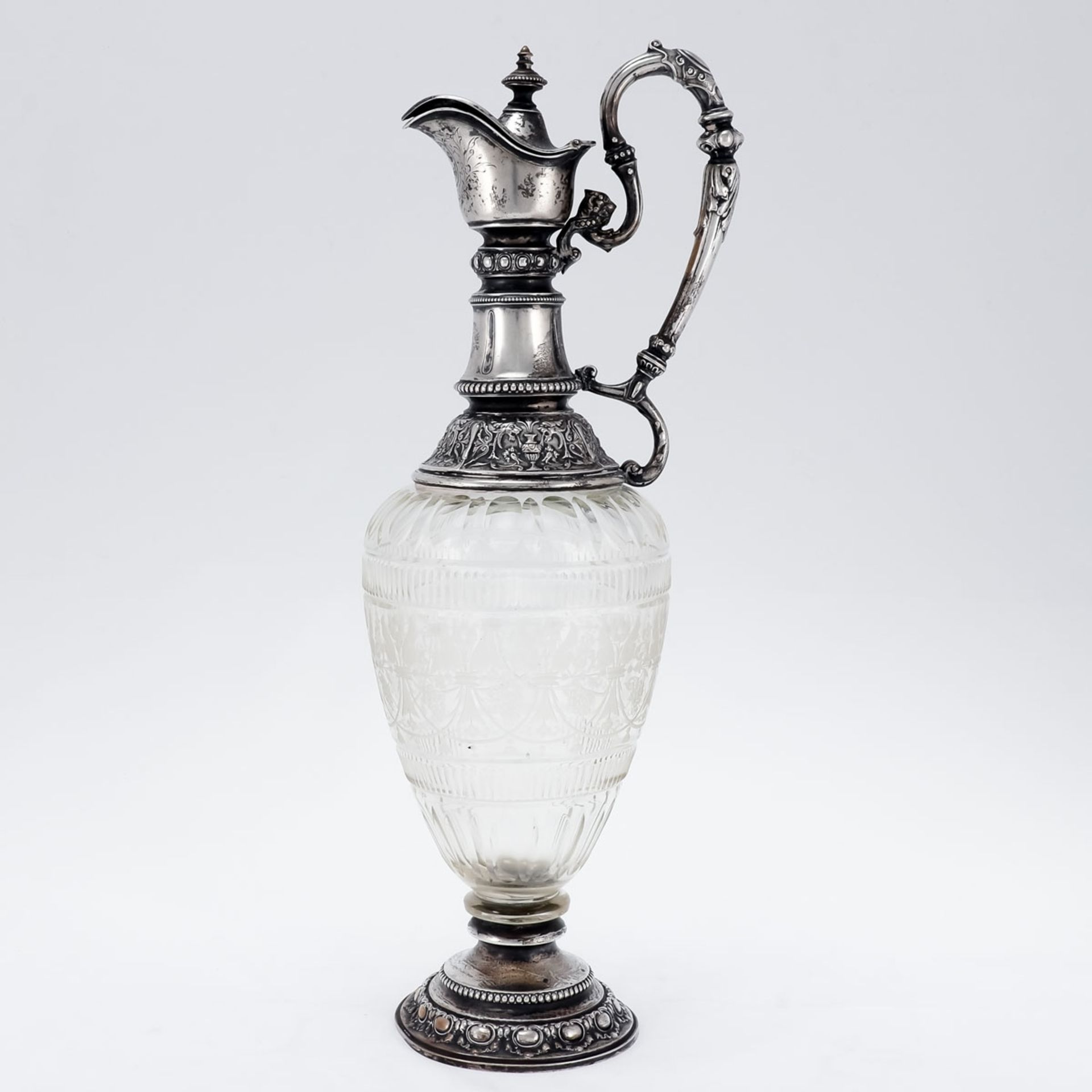Historismus Karaffe Deutschland, um 1890. 800er Silber. Glas. H. 38,5 cm. Gew.: 1030 g (mit G