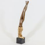 Bruno Bruni 1935 Gradara - - "La Caduta" - Bronze. Braun patiniert und vergoldet. Schwarzer G