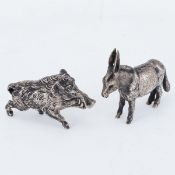 1 Wildschwein und 1 Esel Silber. Ohne Punzen. Gew.: 92 g. 1 Wildschwein 4 x 6,5 x 2 cm. 1 Ese