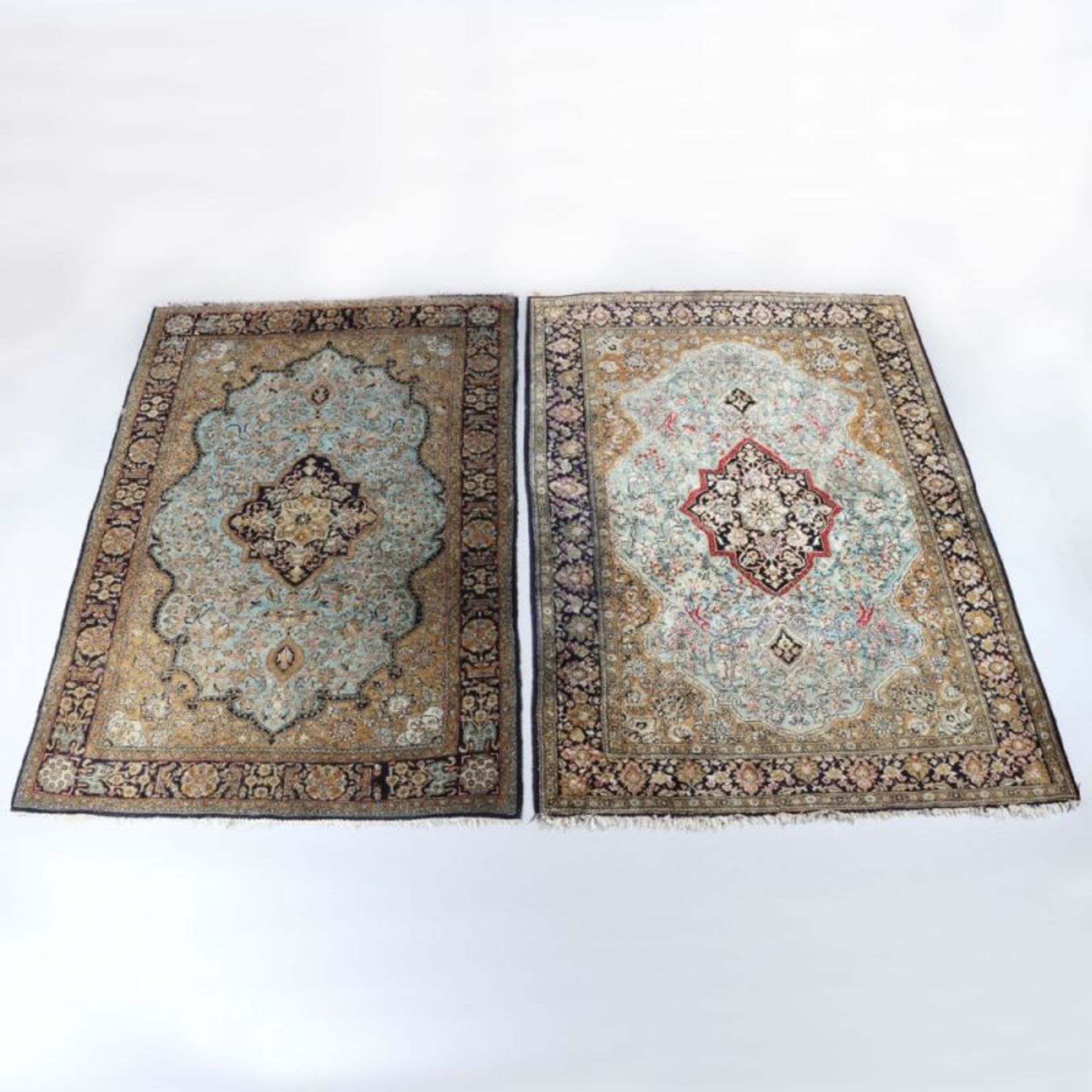 Paar Teppiche Ghom, Zentralpersien. Seide. Je ohne / mit Fransen ca. 155 / 159 x 107 u. 110 c