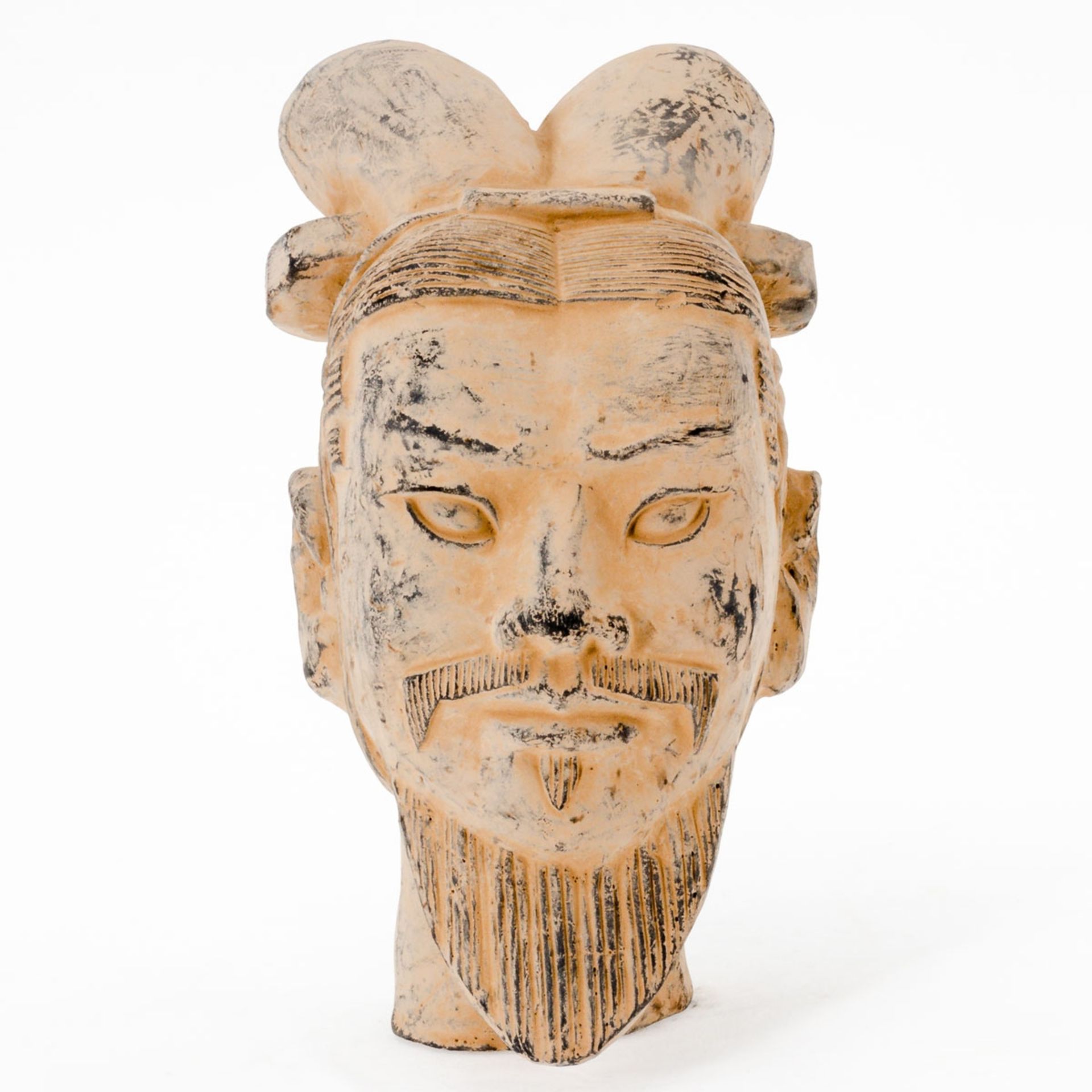 Kopf eines Kriegers China. Terrakotta. H. 18,9 cm. Vollplastisch gearbeiteter Kopf.