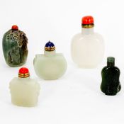 5 Snuffbottles China. Jade. H. 6,6 - 9,7 cm. Löffel bei einer Flasche nicht passend. Norm.,