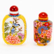 Snuffbottle China, 20. Jahrhundert. Gelbes Pekingglas mit farbiger Emailmalerei. H. 5,9 cm. R