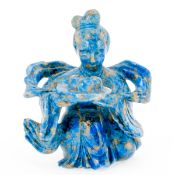 Hofdame China, 20. Jahrhundert. Lapislazuli. H. 6,5 cm. Knieende Hofdame mit wehendem Schal,