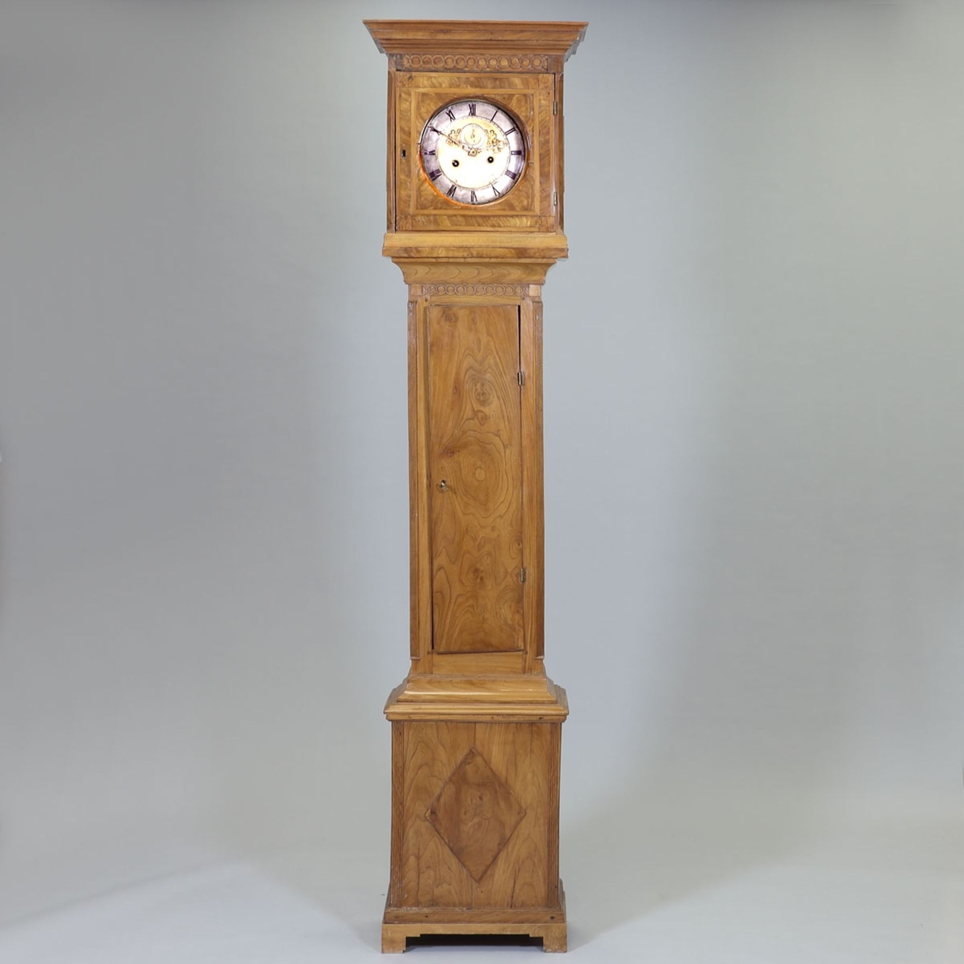 Standuhr 18. Jh. Esche. 226 x 46 x 34 cm. Schlag auf Glocke. Römische Ziffern. Pendel. Gewic