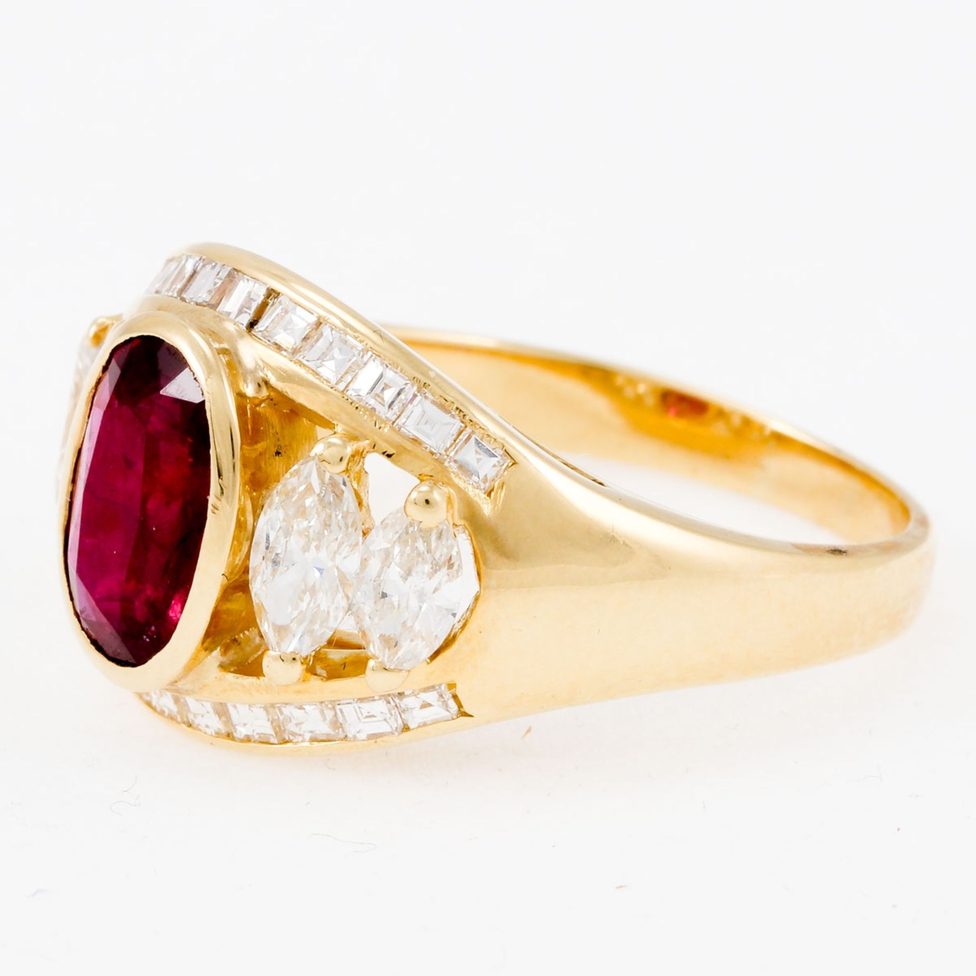 Rubinring mit Diamanten 750/- Gelbgold, ungestemp., geprüft. Gewicht: 10 g. 1 Rubin im Ovals - Image 2 of 2