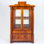 Biedermeier Vitrine Norddeutschland, um 1840. Mahagoni. 167,5 x 105 x 52 cm. Best. Auf vier K