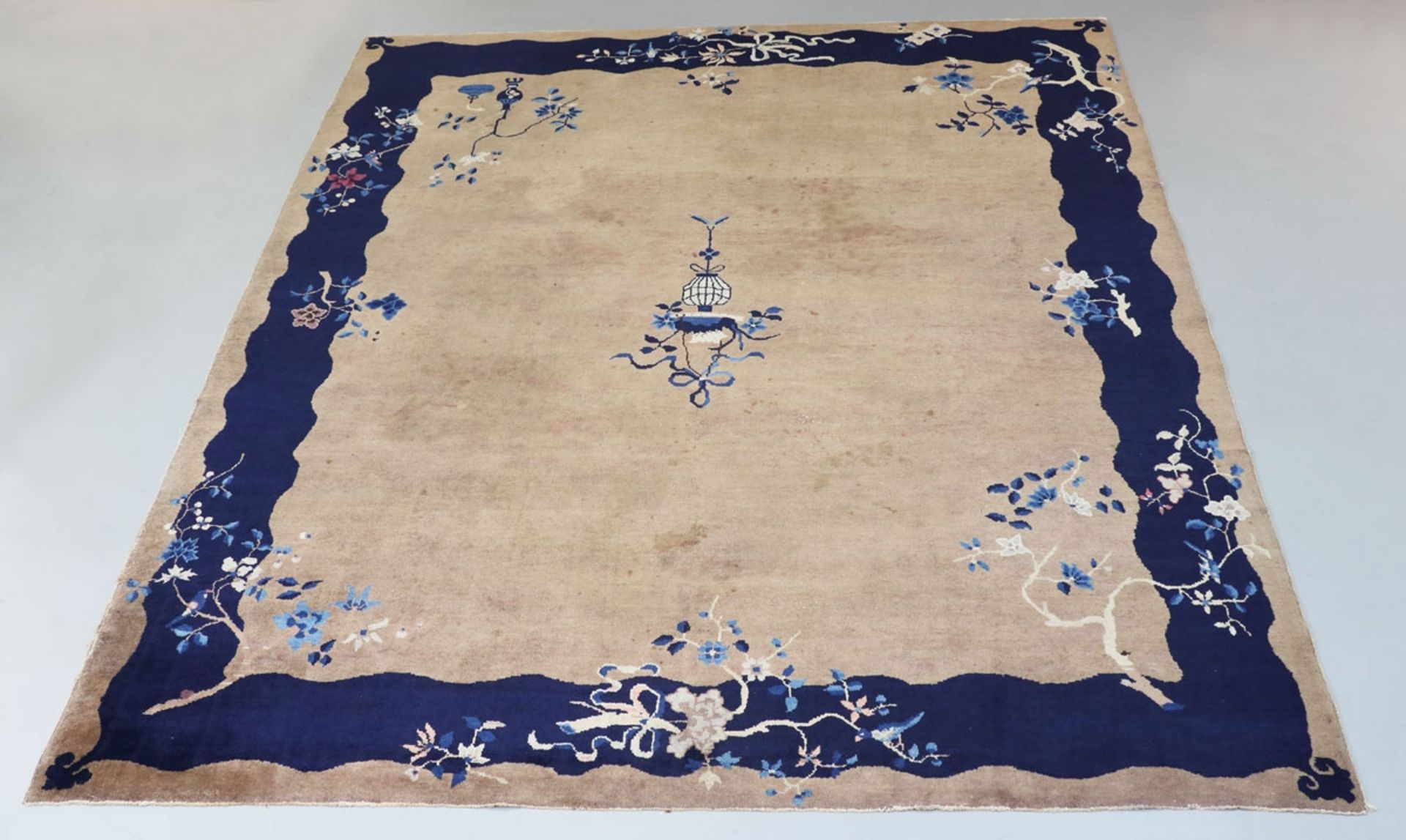 Teppich China, 20. Jahrhundert. Wolle. 294 x 241 cm. Beschm., Rd. tlw. etw. abgenutzt. Ockern