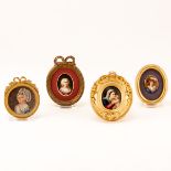 3 Porzellanminiaturen und 1 Biedermeier Miniatur 19. Jahrhundert bzw. um 1820. Porzellan, wei