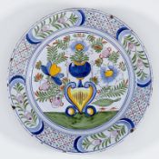 Großer Wandteller 19. Jahrhundert. - Blumen in Vase - Fayence, heller Scherben, weißliche E