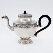 Seltene Empire-Teekanne Deutschland, um 1810. 750er Silber. Punzen: 12. H. 18 cm. Gew.: 496 g