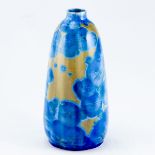Vase mit Kristallglasur Keramik. Heller Scherben. Senffarbener Grund mit blauen Kristallblüt