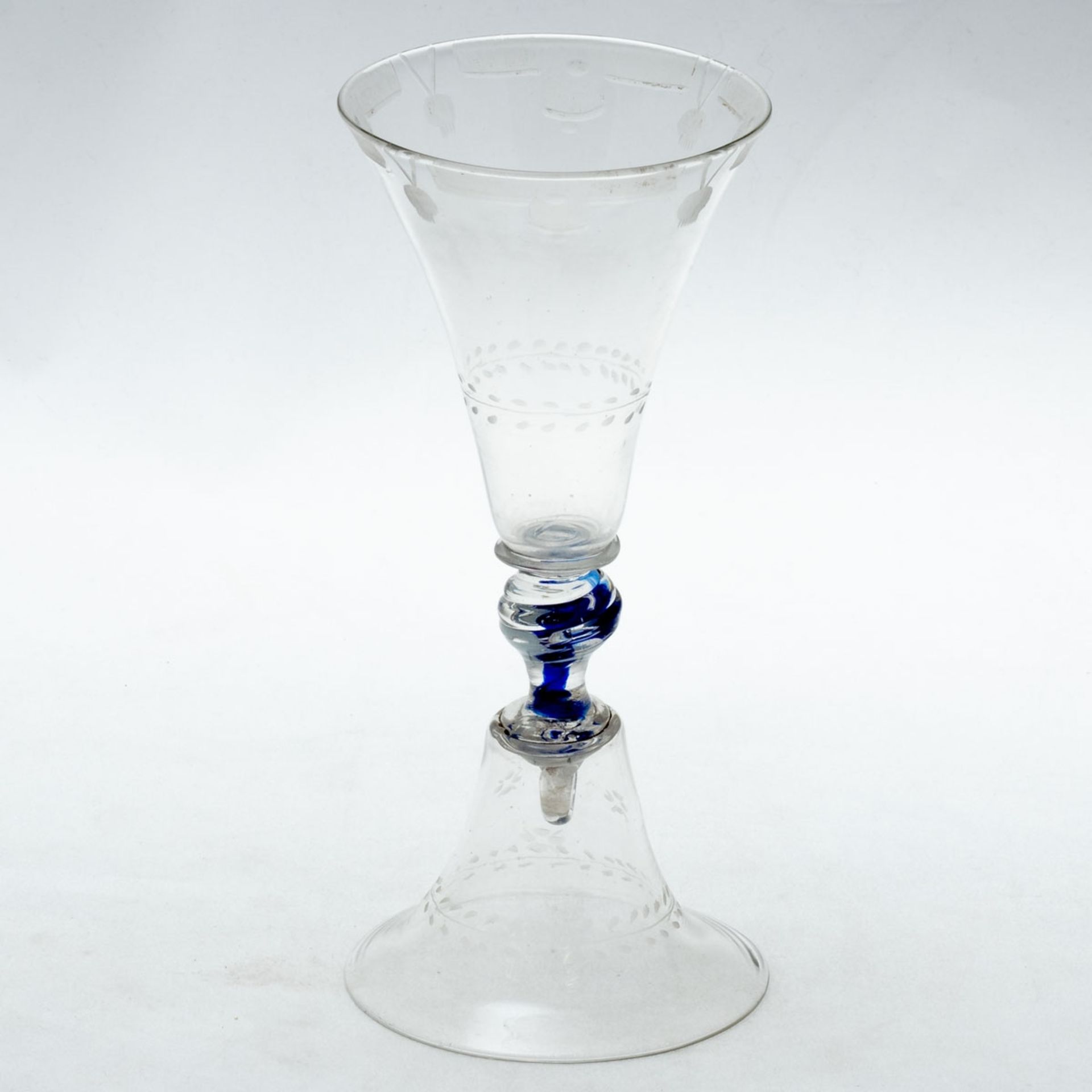 Kelchglas als Trinkspiel 18. / 19. Jahrhundert. Farbloses Glas. Im Nodus eingeschmolzenen bla