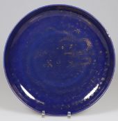 Große Schale China, Kangxi. Porzellan. Blau und gold bemalt. H. 7,5 cm. D. 42 cm. Ungemarkt.