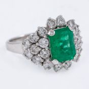 Luxuriöser Entourage-Ring mit Smaragd