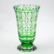 Vase mit grünem Überfang. Geschliffen.