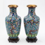 Paar Cloisonné-Vasen. China, erste Hälfte 20. Jahrhundert.