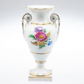 Volutenhenkelvase Blumenbuketts. Meissen 1935-1947.